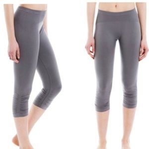 Lolë' Stylish Seamless Ruched Capri Leggings L/XL